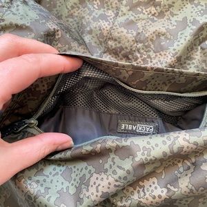 MENS Columbia Camo Rain Jacket. Size XL